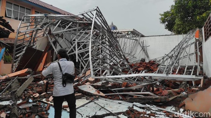 Kondisi bangunan SMKN 1 Gunung Putri Bogor pascaambruk
