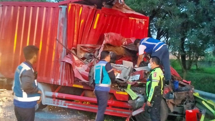 Kondisi kendaraan truk box yang terlibat kecelakaan di Tol Japek Karawang