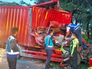 4 Fakta Kecelakaan Maut Truk Boks di Tol Japek