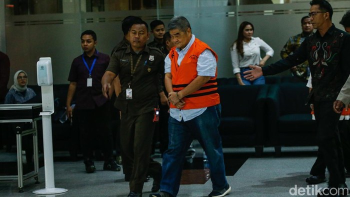 Komisi Pemberantasan Korupsi (KPK) kembali menetapkan lima tersangka baru dalam kasus dugaan korupsi terkait pengelolaan dana Pemulihan Ekonomi Nasional (PEN) serta pengadaan barang dan jasa di Pemerintah Kabupaten Situbondo periode 2021–2024.