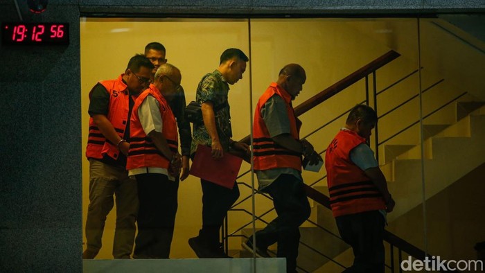 Komisi Pemberantasan Korupsi (KPK) kembali menetapkan lima tersangka baru dalam kasus dugaan korupsi terkait pengelolaan dana Pemulihan Ekonomi Nasional (PEN) serta pengadaan barang dan jasa di Pemerintah Kabupaten Situbondo periode 2021–2024.