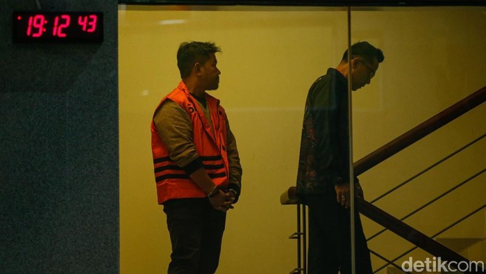 Komisi Pemberantasan Korupsi (KPK) kembali menetapkan lima tersangka baru dalam kasus dugaan korupsi terkait pengelolaan dana Pemulihan Ekonomi Nasional (PEN) serta pengadaan barang dan jasa di Pemerintah Kabupaten Situbondo periode 2021–2024.