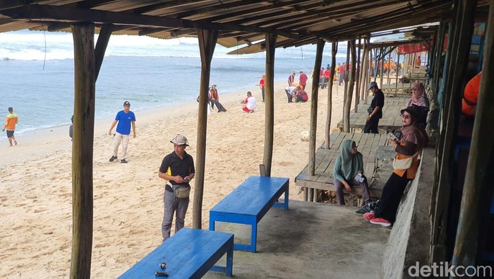 Lapak pedagang di Pantai Sepanjang yang akan direlokasi Pemkab Gunungkidul, Selasa (4/11/2025).