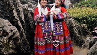 Senyum manis Natasha dan ibunda berfoto mengenakan pakaian tradisional di Stone Forest,. (Instagram/Natasha Wilona)