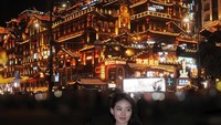 Foto Natasha ini berlatar kerlap-kerlip lampu yang memukau. Adapun latar eksotis ini bernama Gua Hongya atau Hongyadong yang berada di tepi Sungai Jialing di Chongqing. Memang spot ini tujuan wisata populer berkat pemandangan malamnya yang indah.  (Instagram/Natasha Wilona)