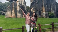 Natasha liburan bersama ibunya. Mereka berfoto di Stone Forest, Kunming. Bebatuan ini dianggap sebagai keajaiban dunia dan tedaftar sebagai situs Warisan Dunia UNESCO. Objek wisata ini sangat terkenal di Provinsi Yunnan. (Instagram/Natasha Wilona)