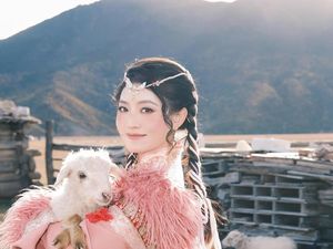 Potret Cantik Natasha Wilona Bergaya ala Warlok Saat Liburan di China