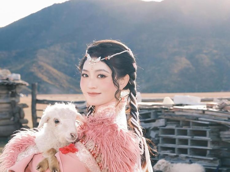 Potret Cantik Natasha Wilona Bergaya ala Warlok Saat Liburan di China