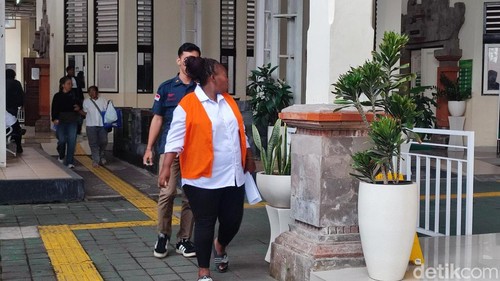 Lungile Ntombenhile Mzimela (32) berjalan perlahan-lahan di PN Denpasar, seusai menjalani sidang tuntutan, Selasa (4/11/2025).