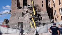 Menara abad ke-13 yang terletak di dekat Colosseum itu kini dikelilingi puing dan debu tebal. REUTERS/Remo Casilli  
