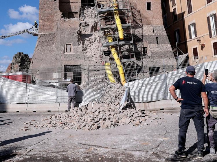 Menara Abad ke-13 di Roma Runtuh Saat Proses Restorasi