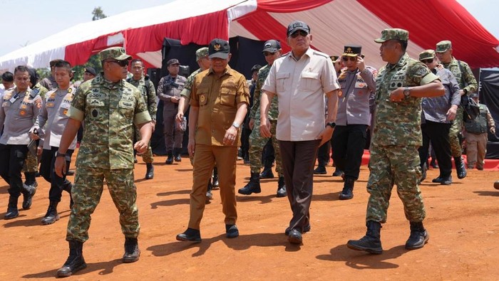 Menteri Pertahanan Sjafrie Sjamsoeddin memimpin penertiban tambang ilegal di kawasan PT Bumi Morowali Utama, Sulawesi Tengah, Selasa (4/11/2025). Dok. Kementerian Pertahanan