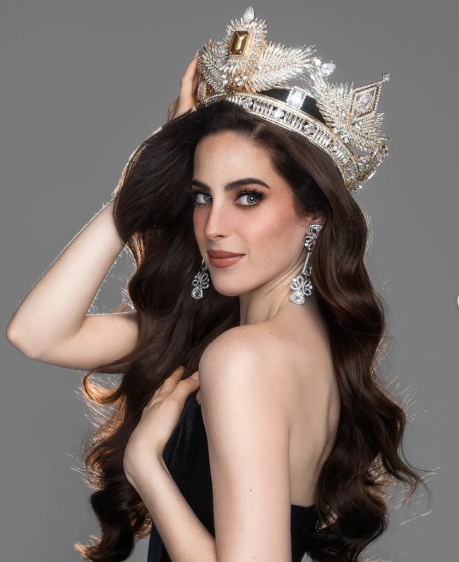 Wanita 24 tahun itu mengalami penghinaan dari direktur Miss Universe 2025, Nawat Itsaragrisil, hingga akhirnya memilih untuk walkout dari ajang tersebut. Fatima tidak terima dirinya disebut ‘bodoh’. Foto: dok. Instagram