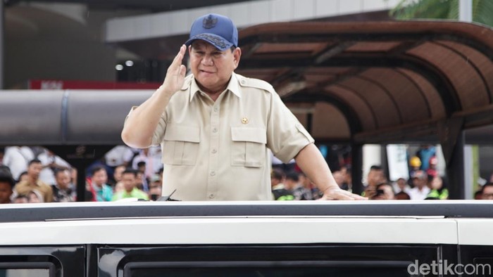 Prabowo menyalami warga seperti penumpang KRL hingga driver ojol di Stasiun Tanah Abang Baru, Jakarta, Selasa (4/11/2025). Pada hari ini, Prabowo bersama jajaran baru saja meresmikan gedung stasiun yang baru.