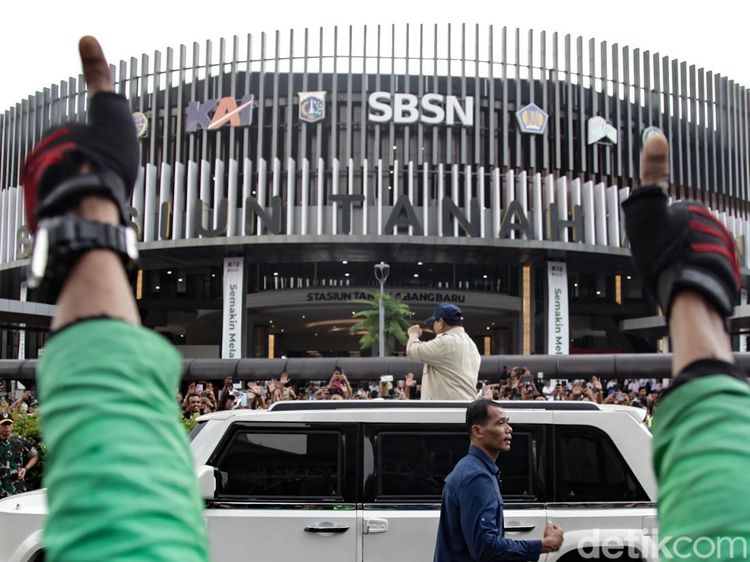 Momen Prabowo Sapa Ojol-Anker Usai Resmikan Stasiun Tanah Abang Baru