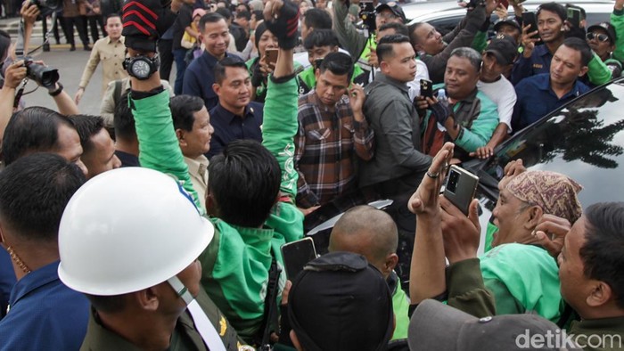 Prabowo menyalami warga seperti penumpang KRL hingga driver ojol di Stasiun Tanah Abang Baru, Jakarta, Selasa (4/11/2025). Pada hari ini, Prabowo bersama jajaran baru saja meresmikan gedung stasiun yang baru.