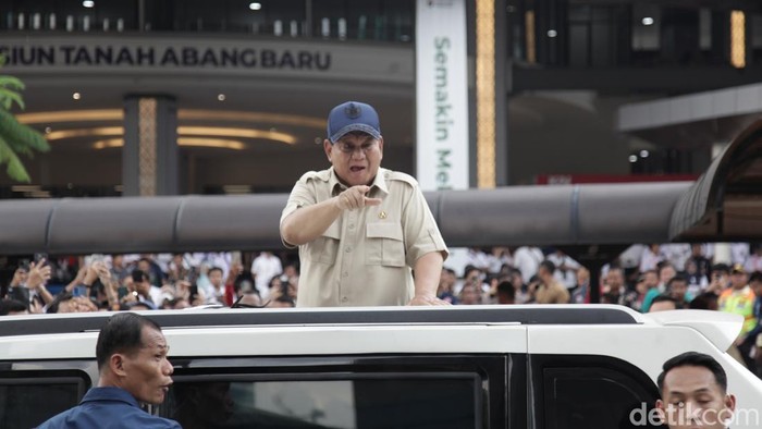 Prabowo menyalami warga seperti penumpang KRL hingga driver ojol di Stasiun Tanah Abang Baru, Jakarta, Selasa (4/11/2025). Pada hari ini, Prabowo bersama jajaran baru saja meresmikan gedung stasiun yang baru.