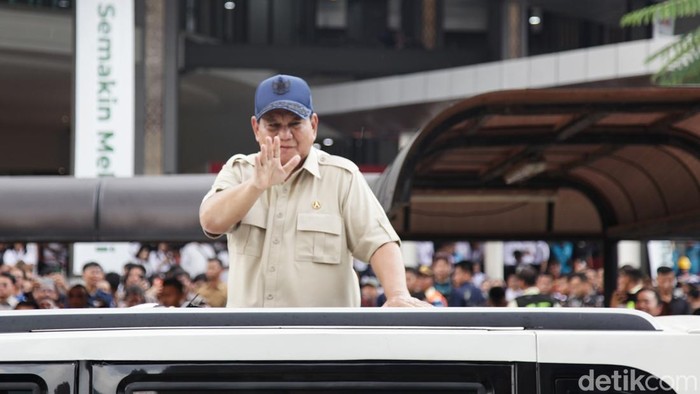 Prabowo menyalami warga seperti penumpang KRL hingga driver ojol di Stasiun Tanah Abang Baru, Jakarta, Selasa (4/11/2025). Pada hari ini, Prabowo bersama jajaran baru saja meresmikan gedung stasiun yang baru.