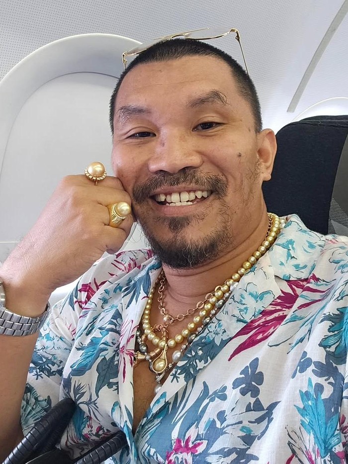 Mongol nyentrik dengan mutiara.