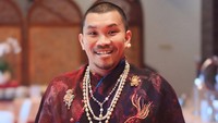 Ada juga alasan lain Mongol suka pakai aksesori. Ini ada kaitannya dengan dia yang dijuluki sebagai komika termahal. Kedua, saya trademark-nya stand up comedian termahal. Kalau kita manggung datang ala kadarnya, EO-nya langsung, Ini mahal dari mana sih?, tutur Mongol. Foto: Instagram @mongolstres
