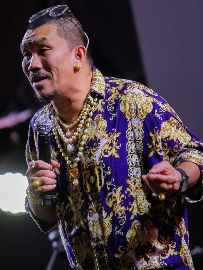 Mongol nyentrik dengan mutiara.