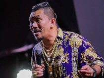 Mongol Stres Selalu Nyentrik dengan Mutiara: Aksesori Gak Ada Jenis Kelamin