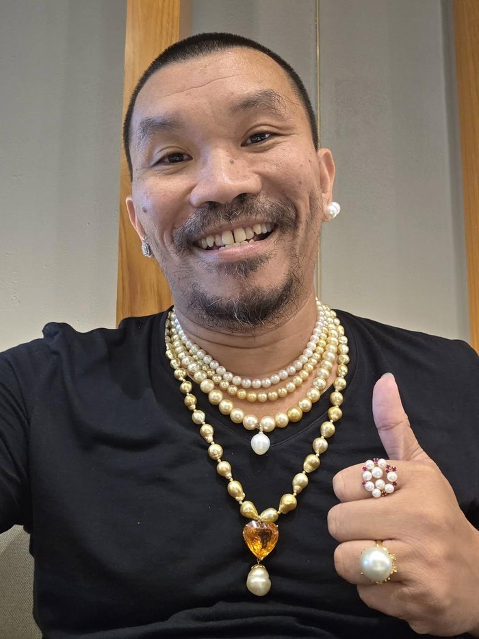 Mongol nyentrik dengan mutiara.