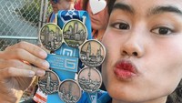 Saya secara resmi menjadi finisher six star marathon wanita termuda dari Indonesia, tulis putri Alya Rohali di Instagram dilihat pada Selasa (4/11/2025). (Foto: dok Instagram namiradjani)