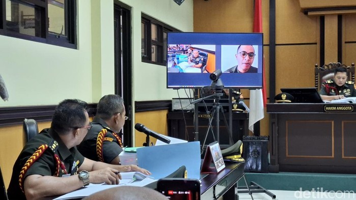 Oditur Pengadilan Militer III-15 Kupang memeriksa dua dokter RSUD Aeramo, Kabupaten Nagekeo, NTT, secara virtual dalam kasus kematian Prada Lucky, Selasa (4/11/2025). (Foto: Yufengki Bria/detikBali)