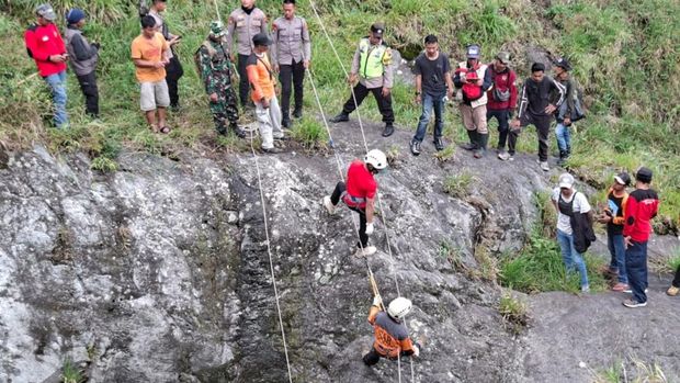 Proses evakuasi jenazah pria yang sempat dilaporkan hilang di Balerante, Kecamatan Kemalang, Klaten, Selasa (4/11/2025).