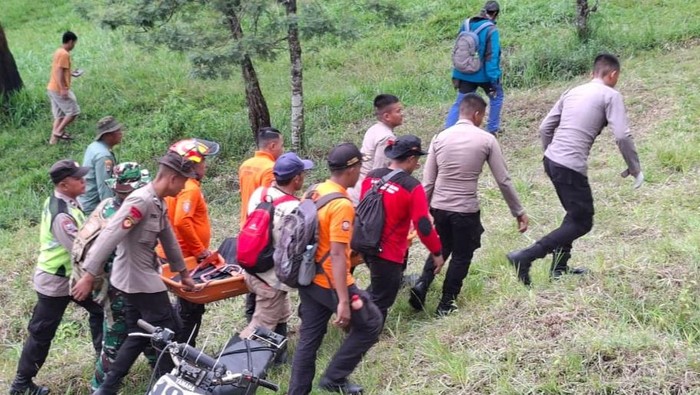 Proses evakuasi jenazah pria yang sempat dilaporkan hilang di Balerante, Kecamatan Kemalang, Klaten, Selasa (4/11/2025).