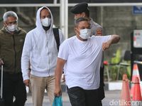 Aspal Licin, Beton Licin: Mana yang Lebih Berbahaya Saat Hujan?