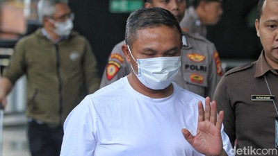 Pakai Masker, Gubernur Riau Abdul Wahid Tiba di Gedung KPK Usai Kena OTT