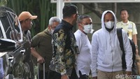 Pantauan detikcom di gedung KPK, Jalan Kuningan Persada, Jakarta Selatan, Selasa (4/11/2025), Abdul Wahid tiba sekitar pukul 09.35 WIB. Dia tampak mengenakan kaus putih dan masker.
