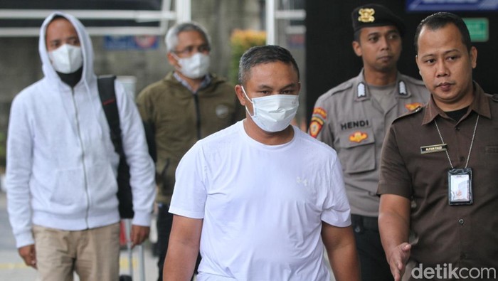 Komisi Pemberantasan Korupsi (KPK) melakukan operasi tangkap tangan (OTT) terhadap Gubernur Riau Abdul Wahid dan sembilan orang lainnya. Abdul Wahid telah tiba di gedung KPK, Jakarta, Selasa (4/11/2025).