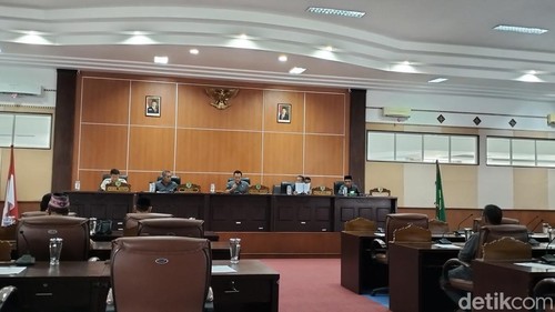 Suasana Rapat Paripurna DPRD Manggarai Barat, Selasa (4/11/2025). (Ambrosius Ardin)