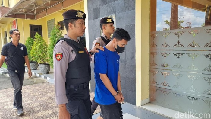 Pelaku pencurian motor dan HP milik teman kencannya saat di Polres Bantul, Selasa (4/11/2025).