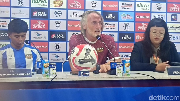 Pelatih Dewa United Jan Olde Riekerink dan pemain Edo Febriansah dalam jumpa pers sebelum bertanding vs Borneo FC.