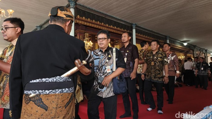 Pelayat berdatangan ke Keraton Kasunanan Solo untuk memberikan penghormatan terakhir untuk mendiang Paku Buwono XIII yang wafat, Selasa (4/11/2025).