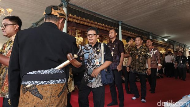 Pelayat berdatangan ke Keraton Kasunanan Solo untuk memberikan penghormatan terakhir untuk mendiang Paku Buwono XIII yang wafat, Selasa (4/11/2025).