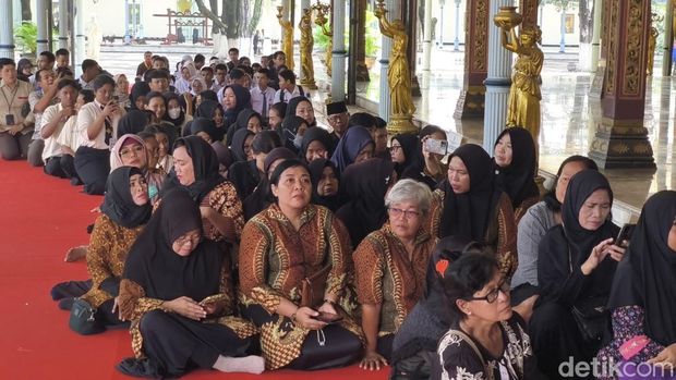 Pelayat berdatangan ke Keraton Kasunanan Solo untuk memberikan penghormatan terakhir untuk mendiang Paku Buwono XIII yang wafat, Selasa (4/11/2025).