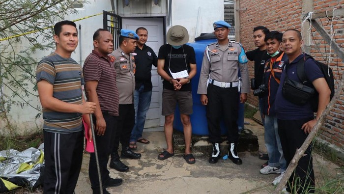 Polisi saat melakukan prarekonstruksi kasus polisi bunuh dosen di Bungo, Jambi