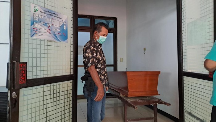 Mutmainah (74), korban pembunuhan dan perampokan usai diautopsi di RSUD Jombang
