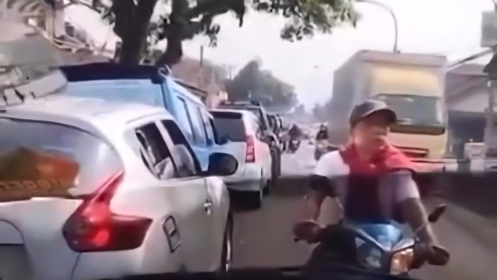 Pemotor Adang Ambulans di Banjaran, Kabupaten Bandung minta maaf atas aksinya