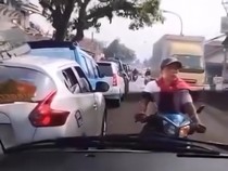 Video: Viral Pemotor Tanpa Helm Halangi Ambulans di Bandung