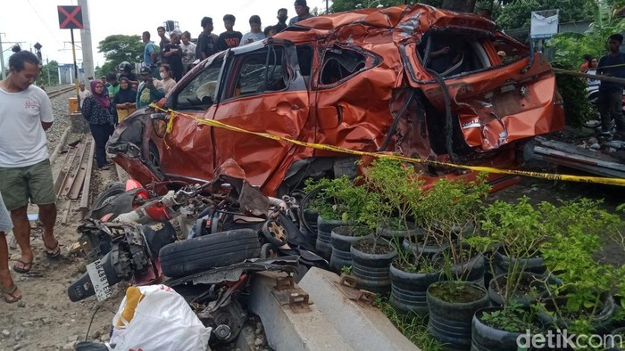 Penampakan mobil dan motor yang hancur tertabrak KA Bangunkarta di Prambanan, Sleman, Selasa (4/11/2025).