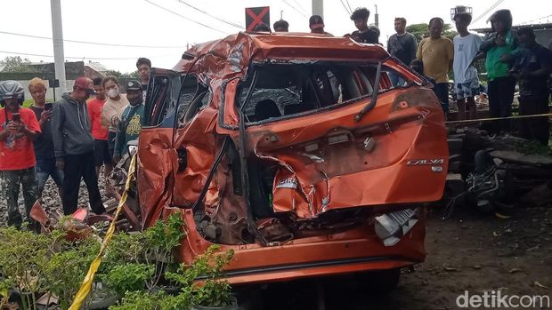 Penampakan mobil dan motor yang hancur tertabrak KA Bangunkarta di Prambanan, Sleman, Selasa (4/11/2025). Penampakan mobil dan motor yang hancur tertabrak KA Bangunkarta di Prambanan, Sleman, Selasa (4/11/2025).