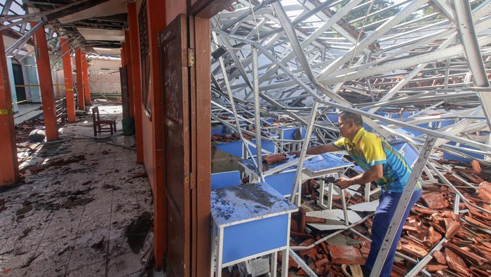 Penampakan bangunan sekolah yang ambruk di SMKN 1 Gunung Putri, Kabupaten Bogor, Jawa Barat, Selasa (4/11/2025). BPBD Kabupaten Bogor mengungkapkan atap SMKN 1 Gunung Putri ambruk diterjang hujan dan angin kencang pada Senin (3/11/2025), dan lima bangunan sekolah rusak serta 42 siswa menjadi korban luka-luka akibat insiden tersebut. ANTARA FOTO/Yulius Satria Wijaya/rwa.