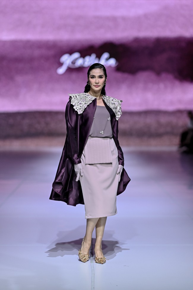 Di usia yang kian matang, Maudy Koesnaedi menunjukkan kepercayaan dirinya saat memeragakan koleksi terbaru Glashka, Selasa (28/10/2025). Gaya aktris senior tersebut dilengkapi jubah velvet yang semakin mempertegas keanggunannya. (Foto: Dok. JFW)