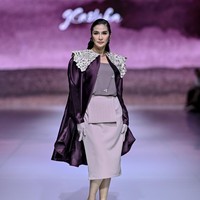Di usia yang kian matang, Maudy Koesnaedi menunjukkan kepercayaan dirinya saat memeragakan koleksi terbaru Glashka, Selasa (28/10/2025). Gaya aktris senior tersebut dilengkapi jubah velvet yang semakin mempertegas keanggunannya. (Foto: Dok. JFW)